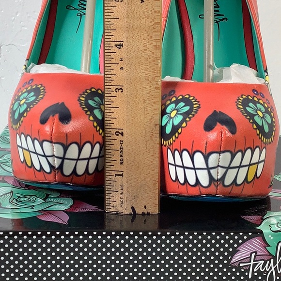 Taylor says Skully Stiletto Platform Heels size 7 NWT - Picture 15 of 16